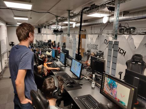 Aktiv ferie med glade og koncentrerede børn hos Støvring E Sport