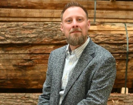 Trægrossist i Støvring trodser markedskrav med udvikling af egne produkter