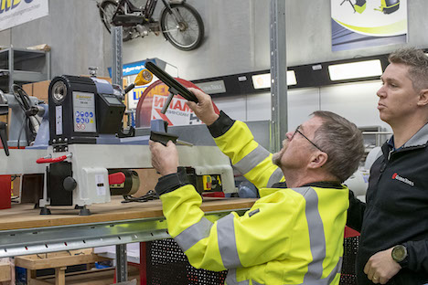 Værktøjsbutik med professionelt værktøj sælger værktøj og maskiner til alle kunder