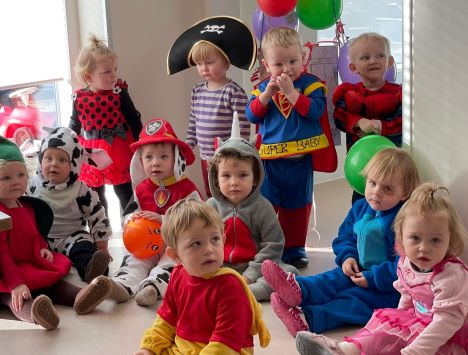 Dagplejen med girafferne i Støvring Nord holdt fastelavn