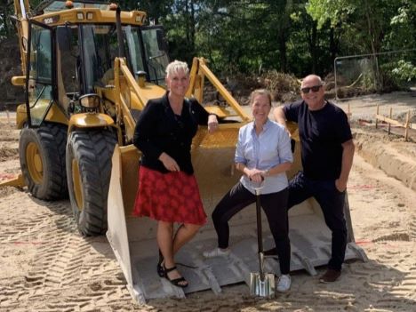 Første spadestik til daginstitutionen Regnbuen i Nørager