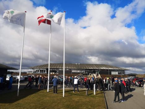 Kold sæsonstart – men brandvarme scores i Volstrup åbning