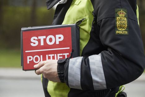 Varebil med overlæs på trailer standset