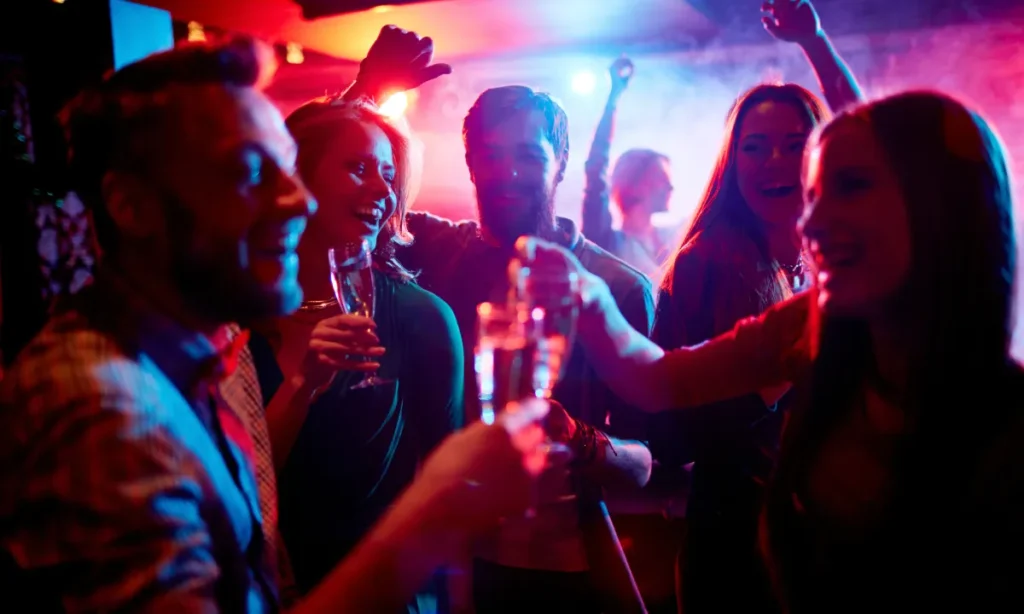 Regeringen skruer op for sikkerheden i nattelivet – særligt for kvinder