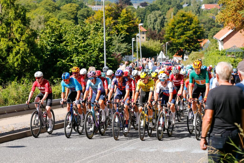 Cykelfesten kom forbi Mariager: Se videoen fra PostNord Danmark Rundt