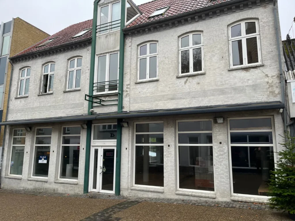 Fra handelsby til spøgelsesby? Nye tal viser dramatisk tilbagegang – Over 4.500 butikker væk på ti år