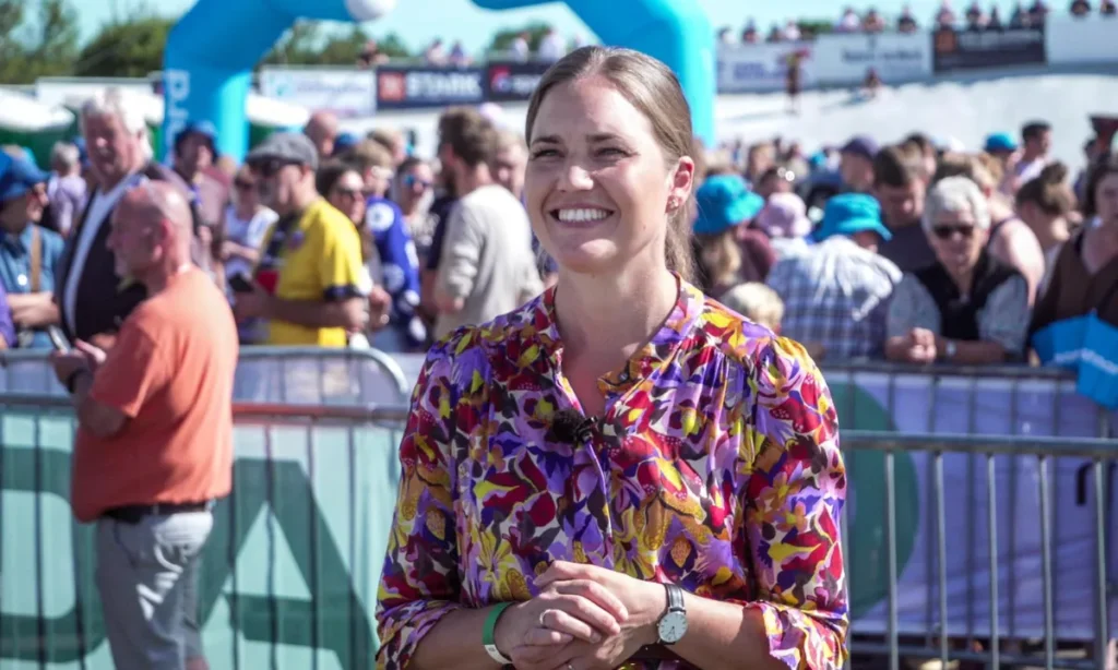 Europaminister Marie Bjerre satte sidste etape af PostNord Danmark Rundt i gang fra Hobro – Se eksklusivt interview i artiklen