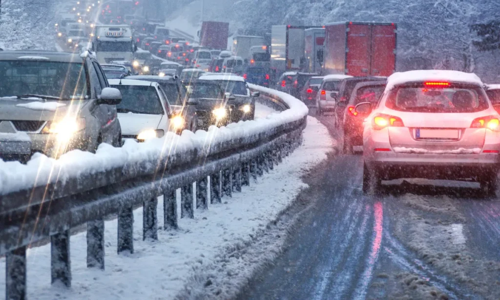 Lastbil i grøften på motorvejen ved Støvring: Højre spor spærret