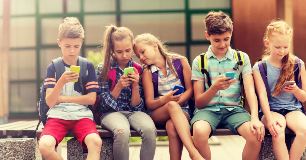 Flere børn får smartphone før 9-årsalderen – ny undersøgelse vækker bekymring om digital trivsel